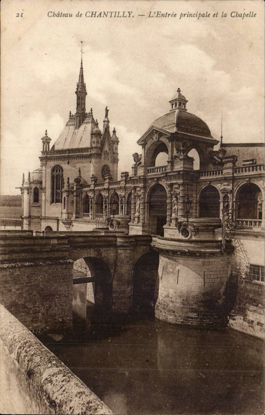 Chateau de Chantilly CPA l'entree principale et la chapelle