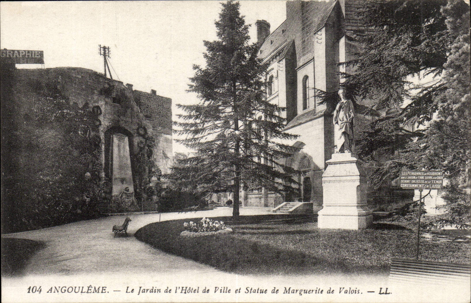 Angouleme - Le jardin de l'Hotel de Ville et staue de Marguerite de Valois - CPA 