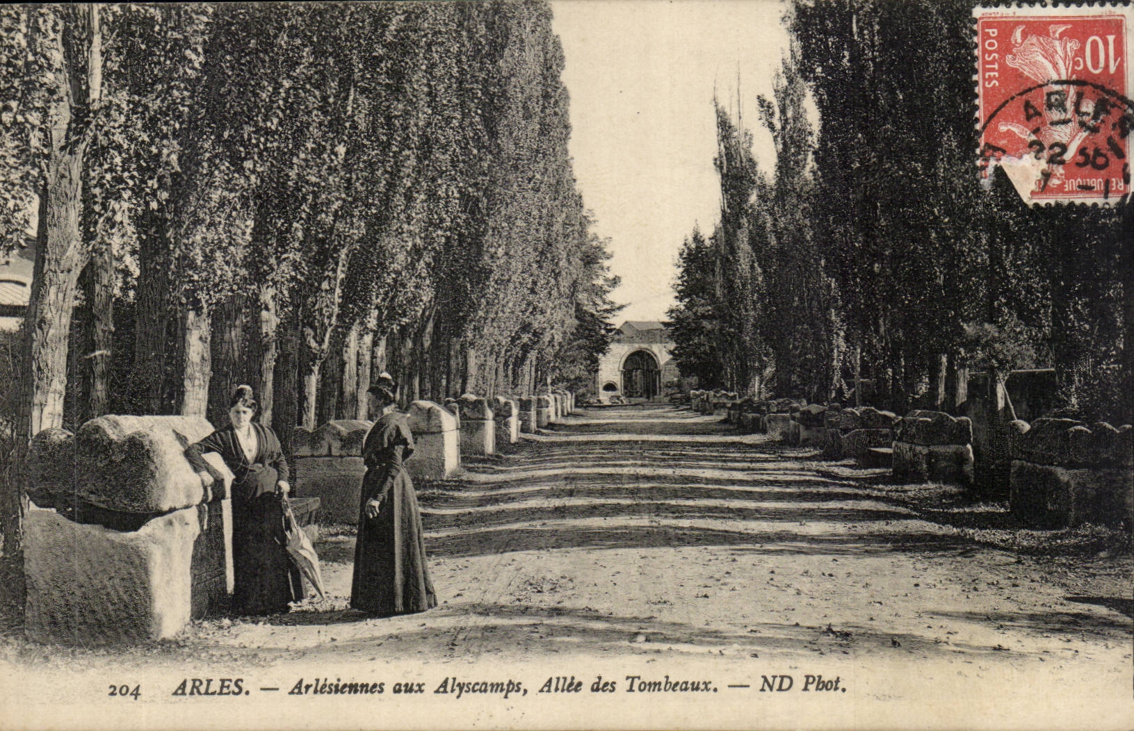 Arles CPA Arlesiennes in Alyscamps Allee of the tombs