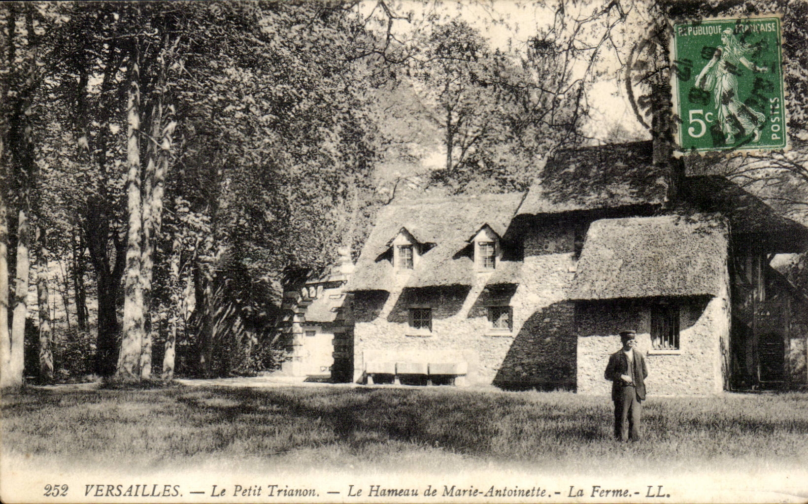 Versailles CPA Le Petit Trianon Le hameau de Marie Antoinette la ferme