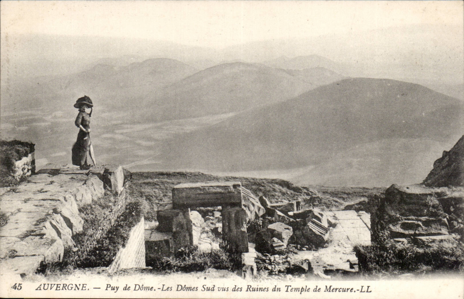 Auvergne CPA Puy de Dome southern domes seen of the ruins of the Mercury temple