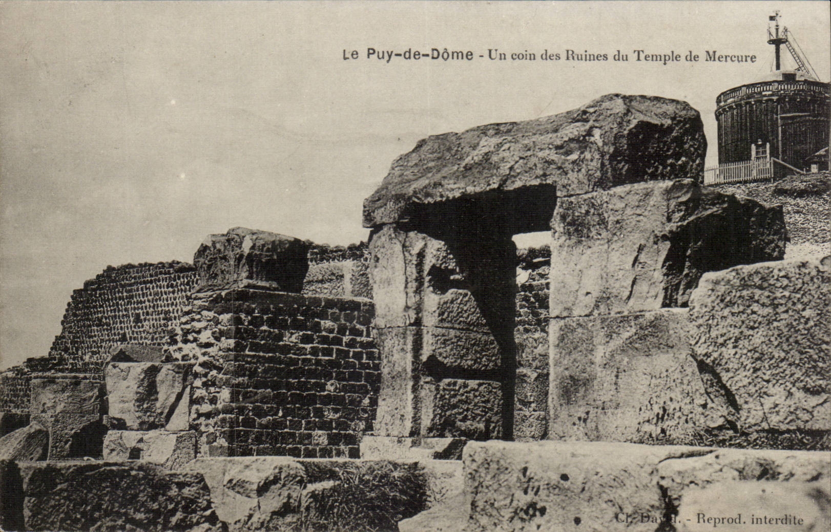 Auvergne CPA Puy de Dome a corner of the ruins of the Mercury temple