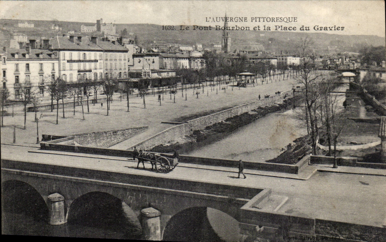 Auvergne CPA the bridge Bourbon and the place of the Gravel