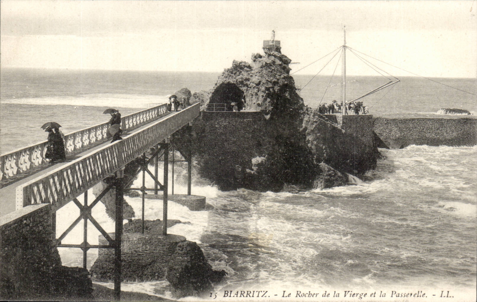 Biarritz CPA Le rocher de la vierge et la passerelle
