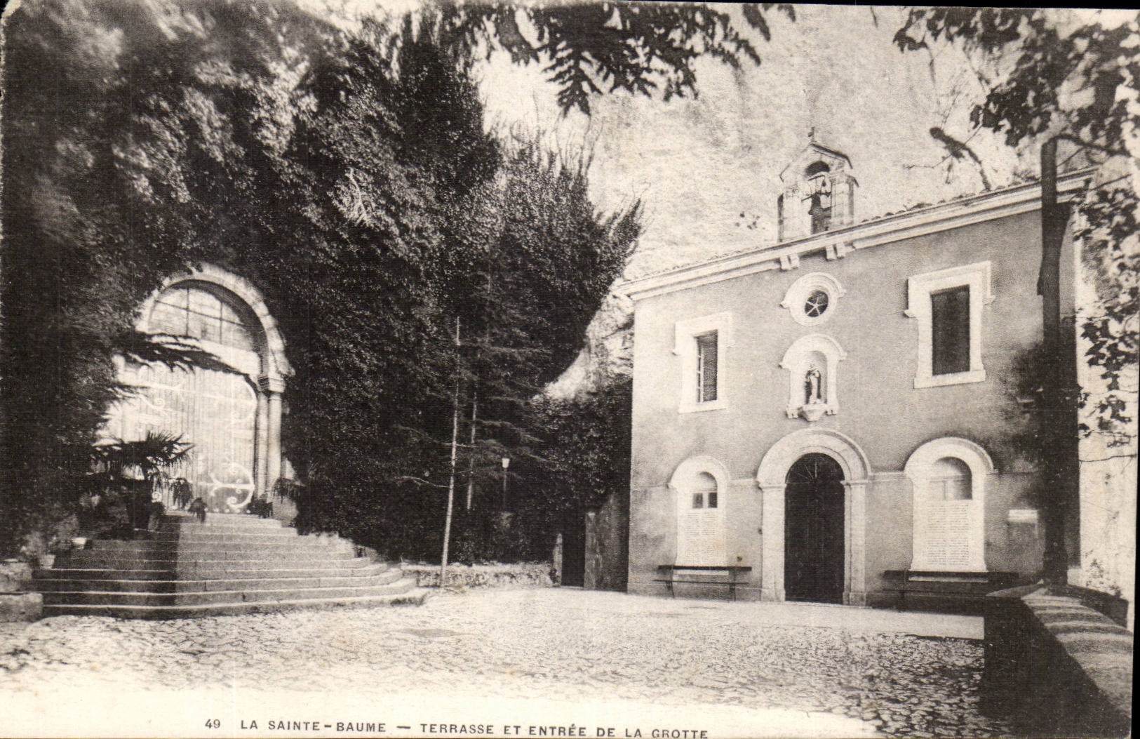 Sainte Baume CPA Terrasse et entree de la grotte
