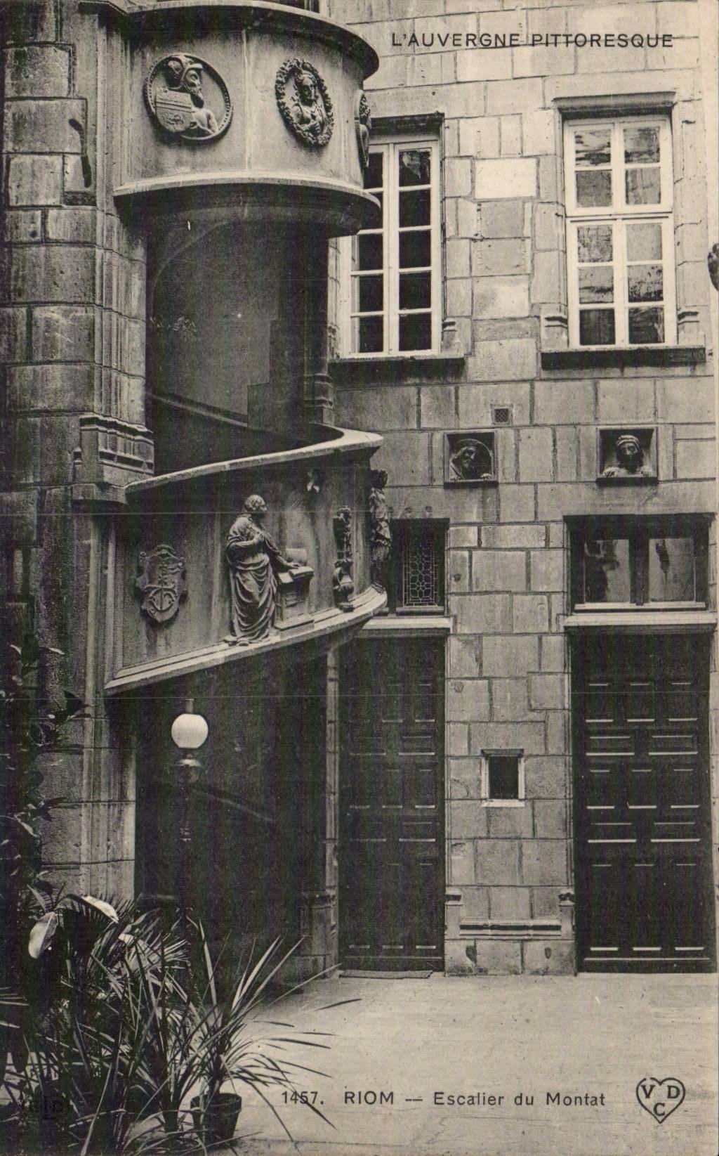 Riom - Treppenhaus von Montat - CPA