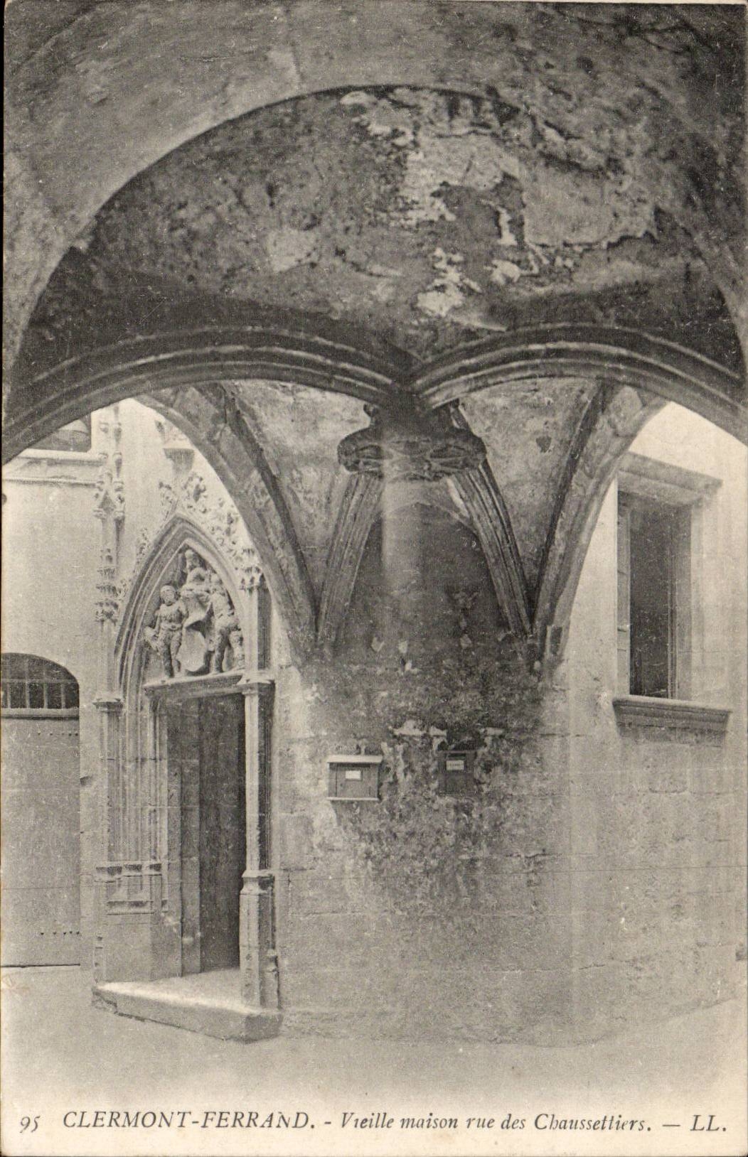 Clermont Ferrand CPA Old house street of Chaussetiers