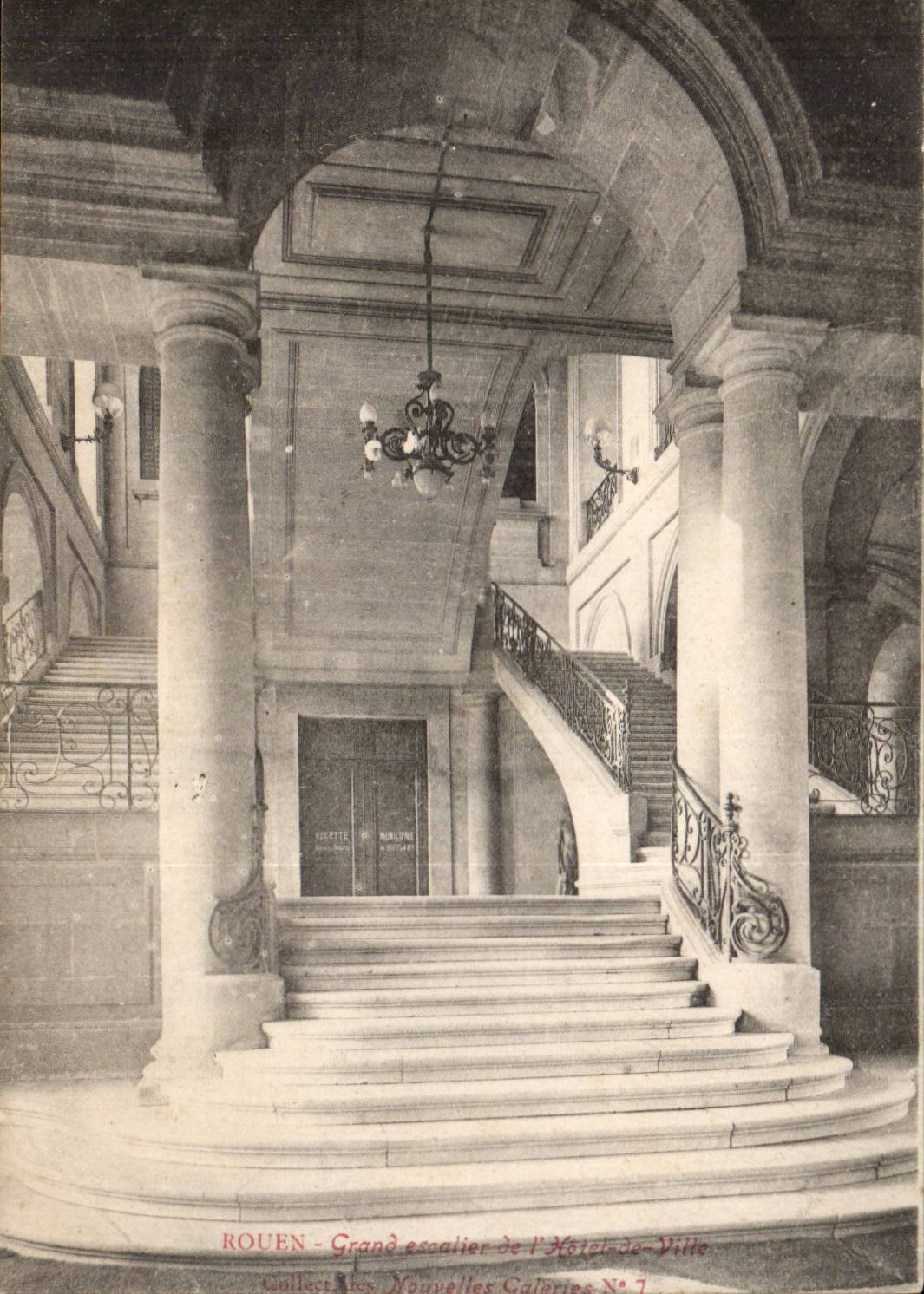 CPA Rouen Large staircase of the town hall