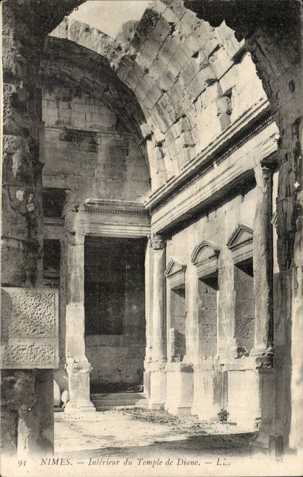 Nimes - Innenraum des Tempels von Diane - CPA