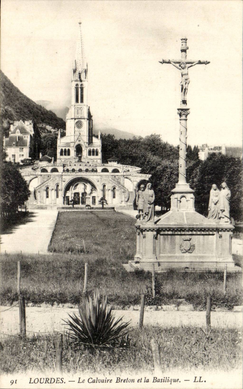 Lourdes - Breton Martyrdom and the Basilica - CPA