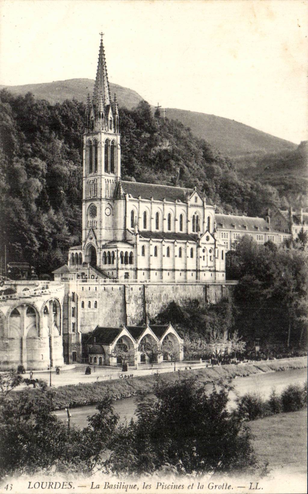 Lourdes - the Basilica - Swimming pools and the Cave - CPA