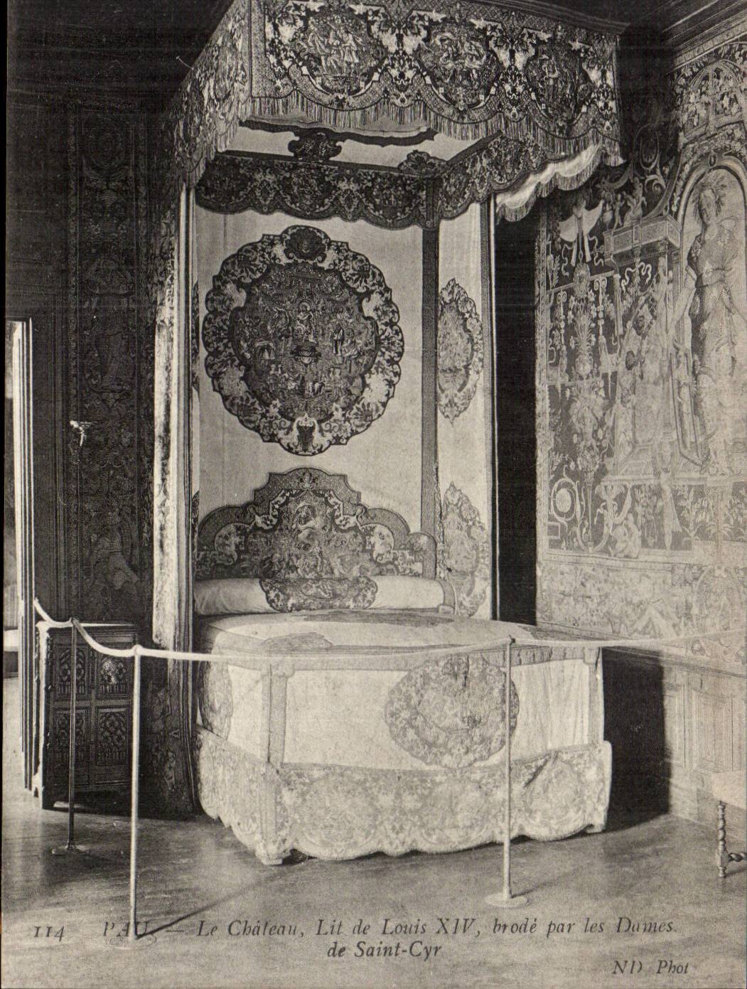 Pau - Le Chateau - Lit de Luis XIV brodes par les Dames de Saint Cyr - CPA 