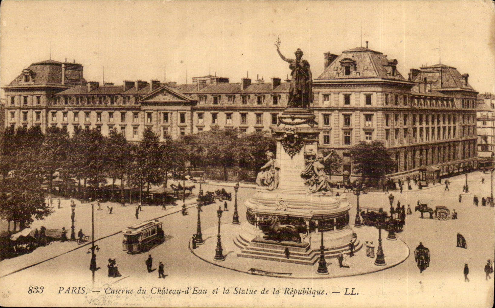 Paris CPA Barracks of the water tower and Statue of the Republic