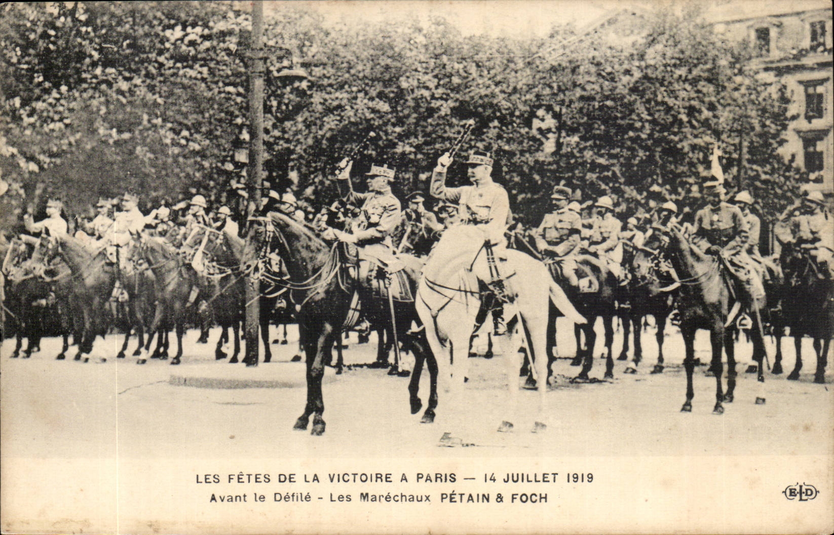 Paris CPA Defiles of the victory has Paris July 14th 1919 Before the procession the Marshals Petain and Foch