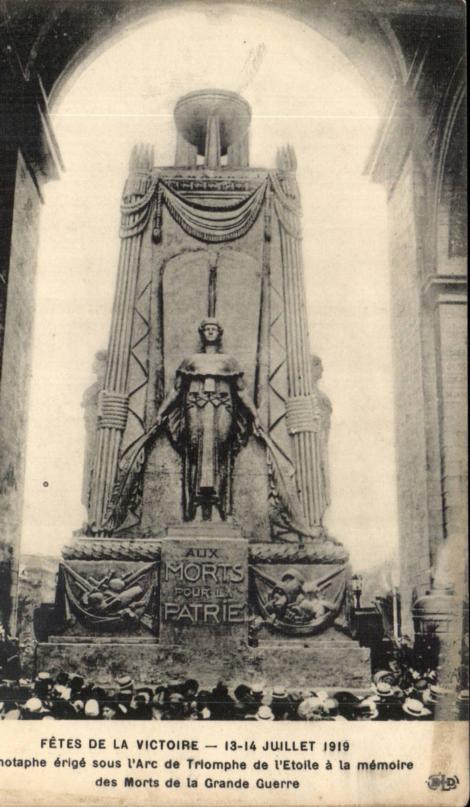 Paris CPA Defiles of the victory has Paris CEnotaphe July 14th 1919 sets up under Arc de Triomphe school with the memory