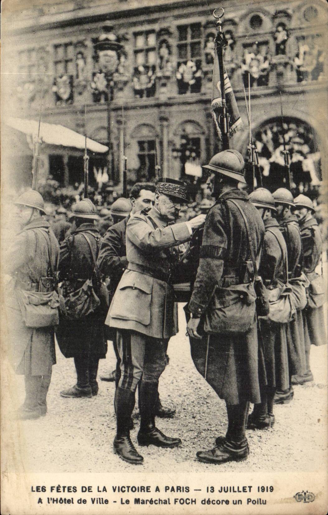 Paris CPA Defiles de la victoire a Paris 14 juillet 1919 A l'hotel de ville Le Marechal Foch decore un Poilu