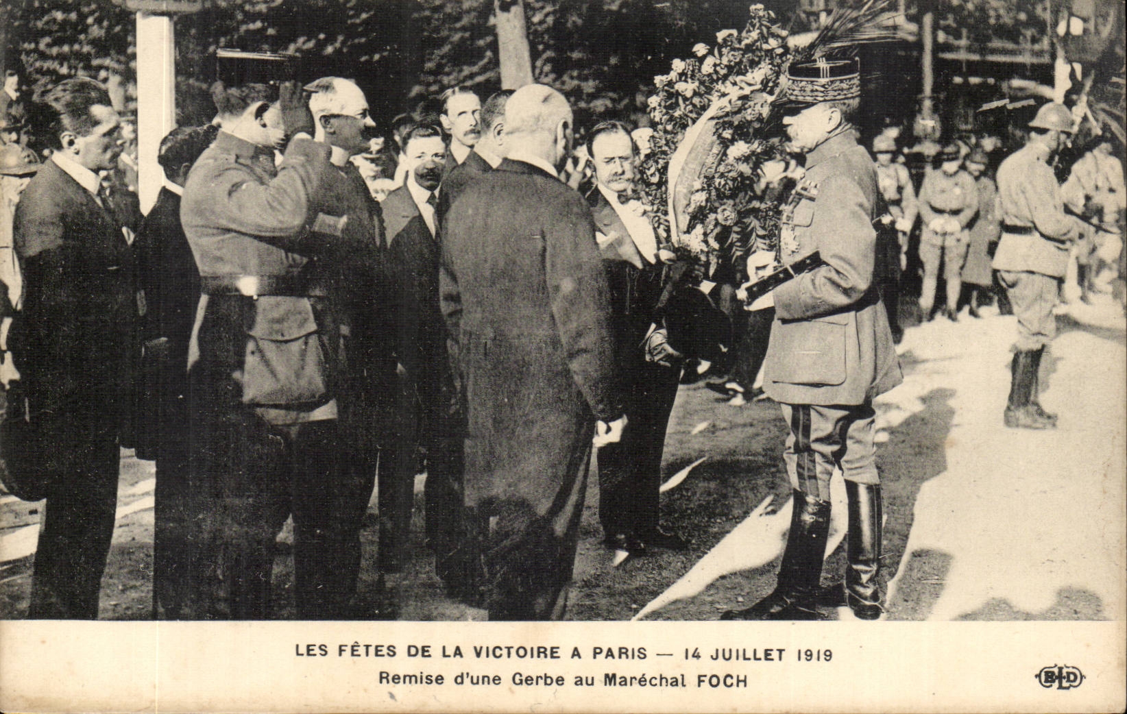 Paris CPA Fetes of the victory has Paris Remise July 14th 1919 of a sheaf to the Foch Marshal