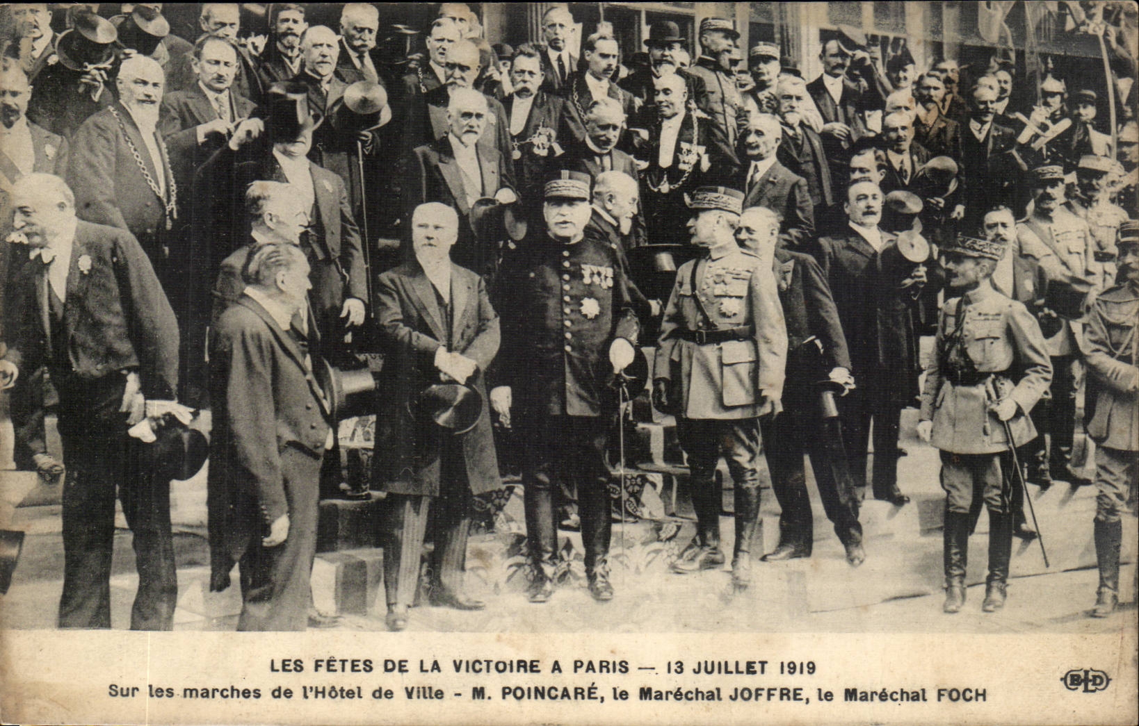 Paris CPA Fetes of the victory has Paris July 14th 1919 On the markets of the town hall Poincare Joffre Foch