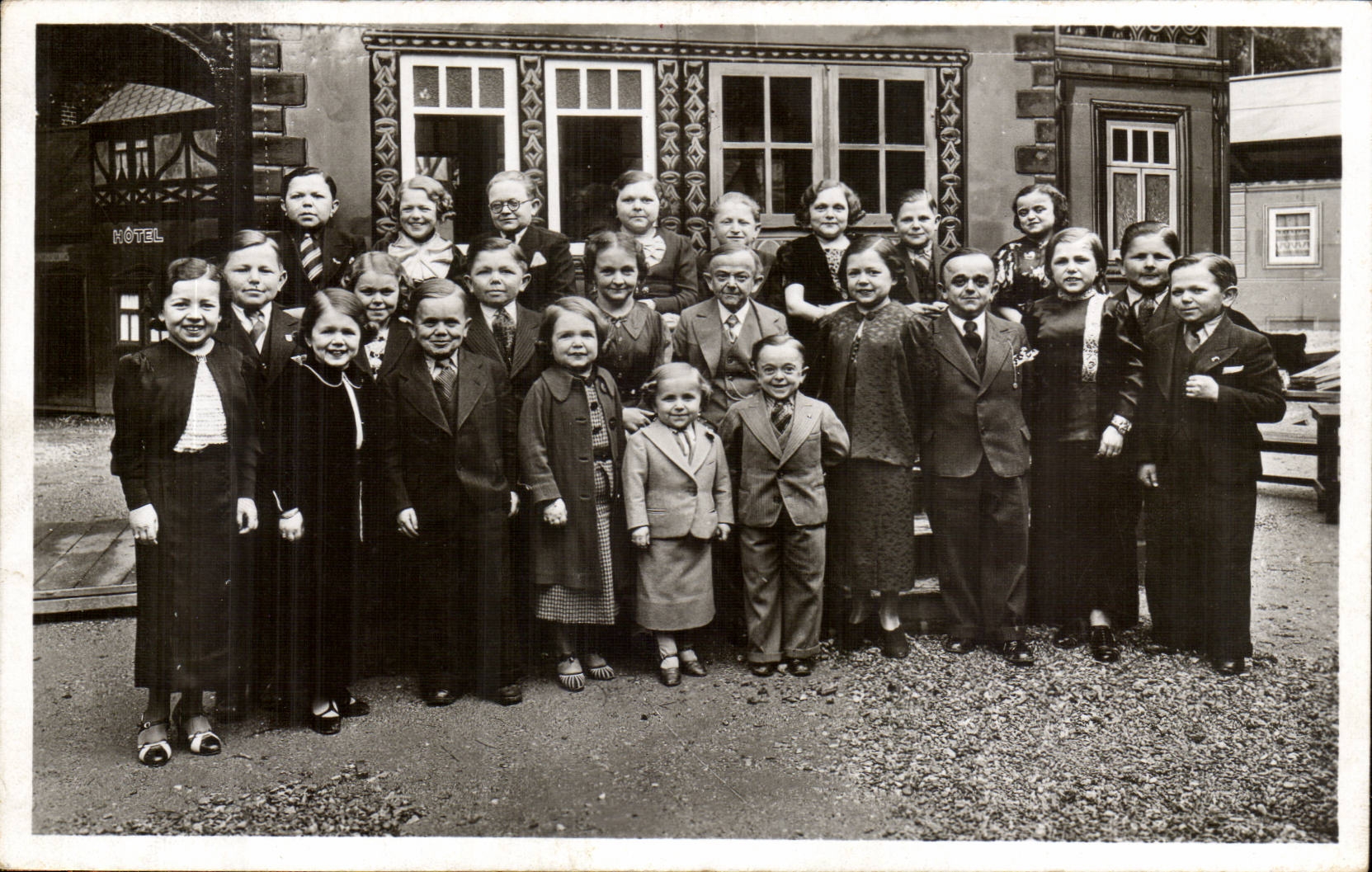 Paris CPA Exposition internationale 1937 Esplanade des Invalides groupe de population de Lilliput (nains dwarfs petite