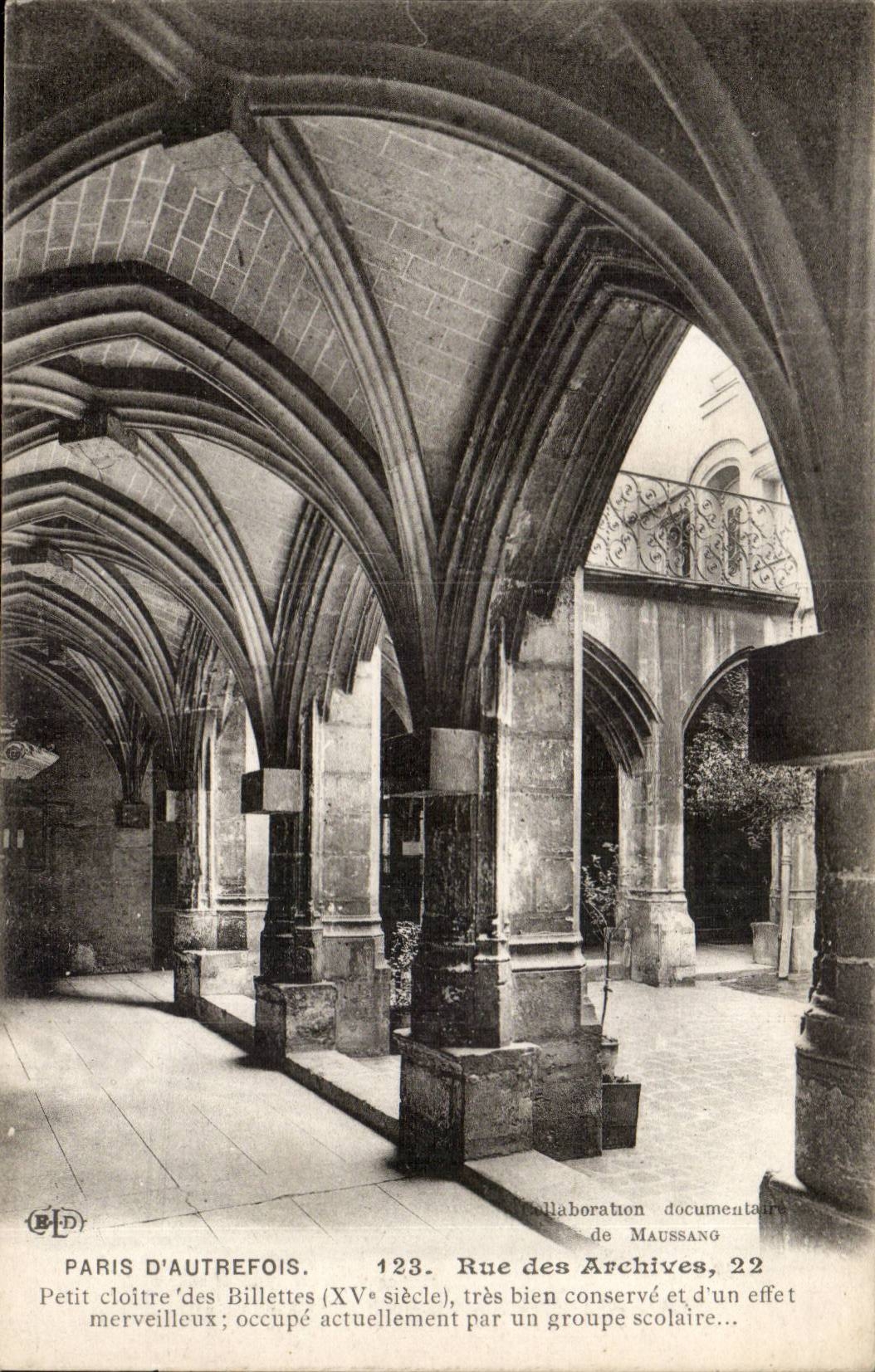 Paris CPA Place des Archives Petit cloitre des Billettes