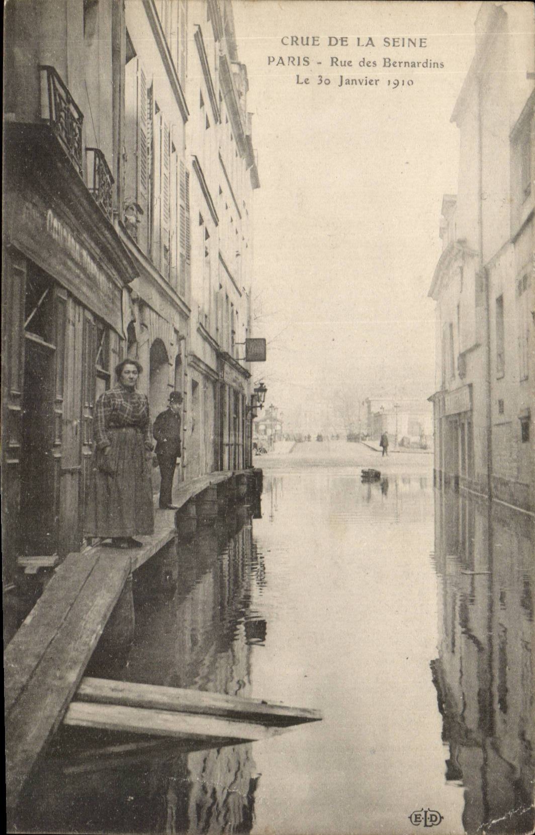 Paris CPA Crue de la Seine Rue des Bernardins Le 30 janvier 1910