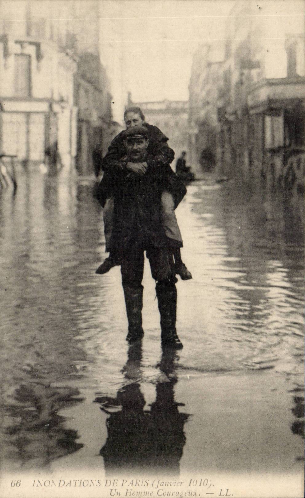 Paris CPA floods January 1910 a courageous man