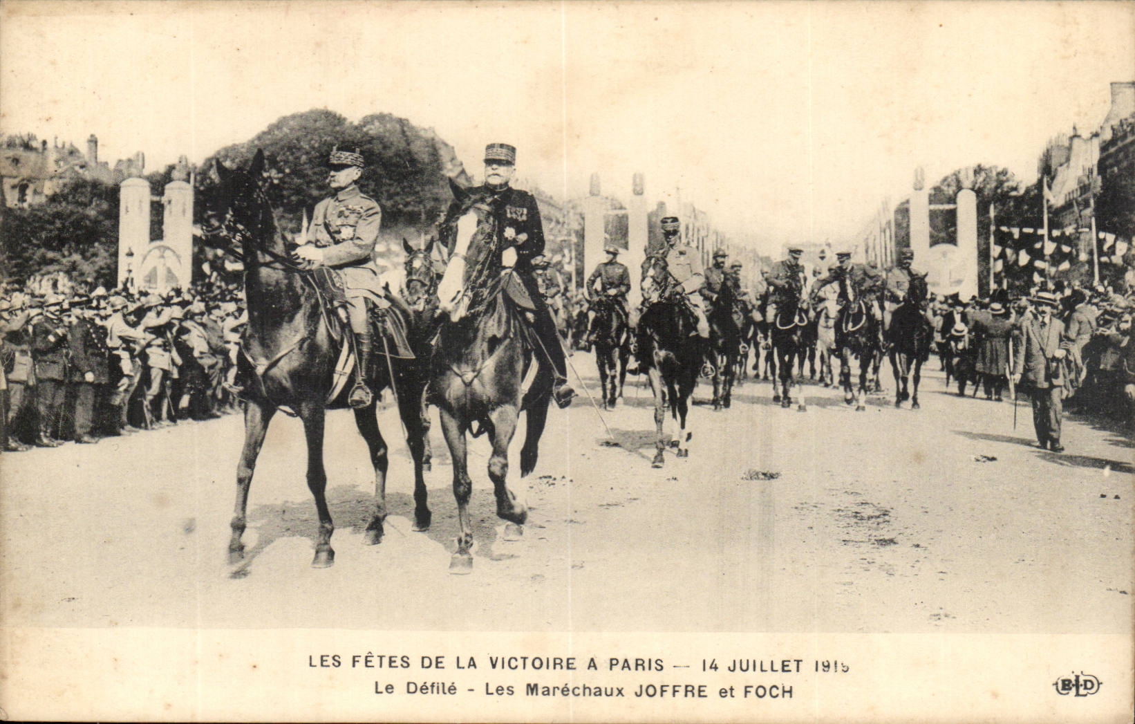 Paris CPA Festivals of the Victoire July 14th 1915 the procession Marshals Joffre and Foch (militaria)