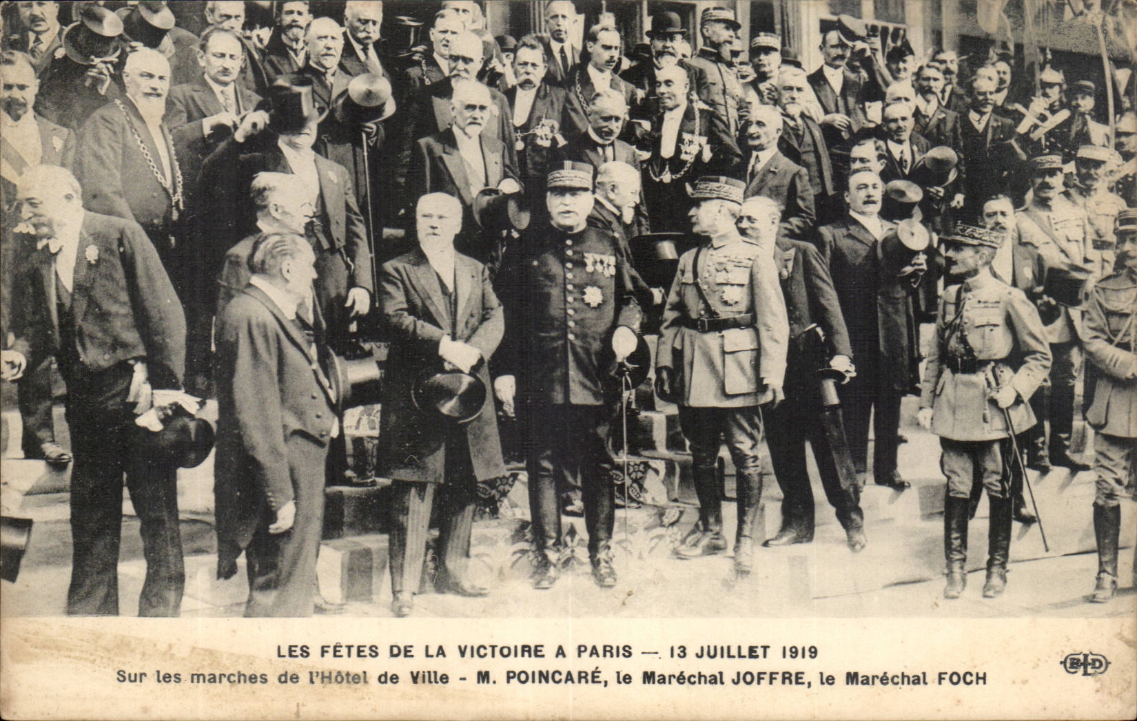 Paris CPA FEtes de la Victoire 13 juillet 1919 Sur les marches de l'hotel de ville M Poincare Joffre Foch