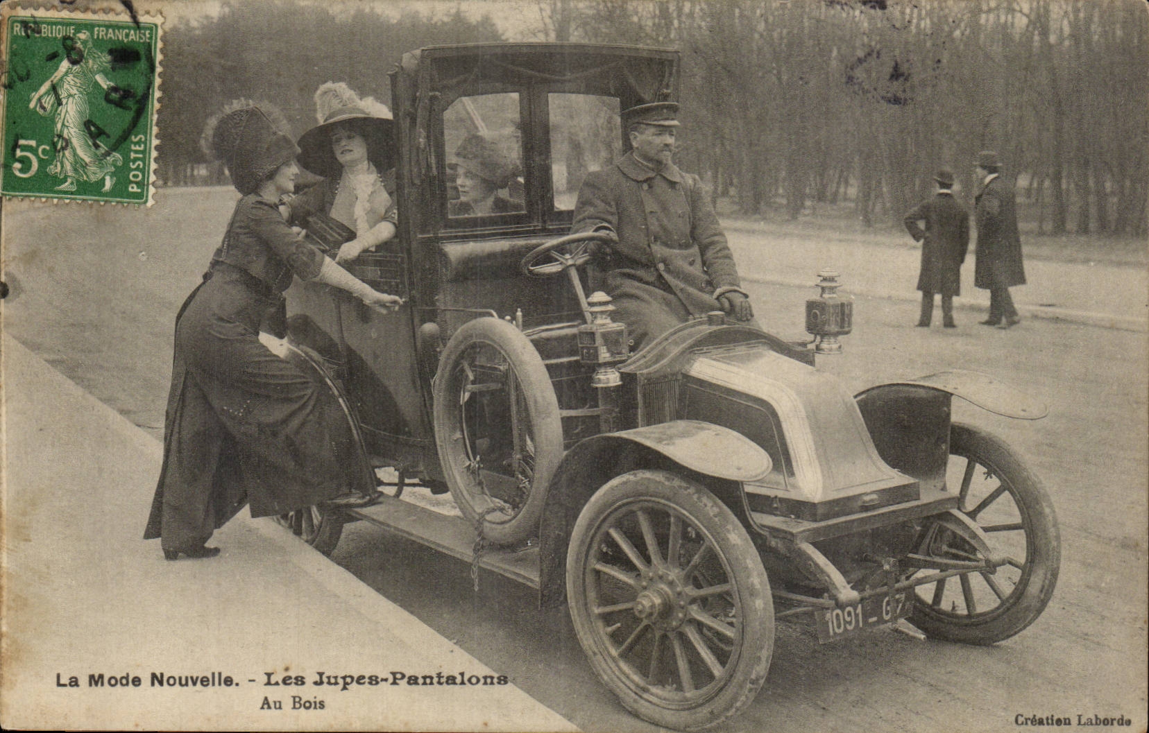 Paris CPA new fashion the trouser skirts With wood (automobile taxi) TOP