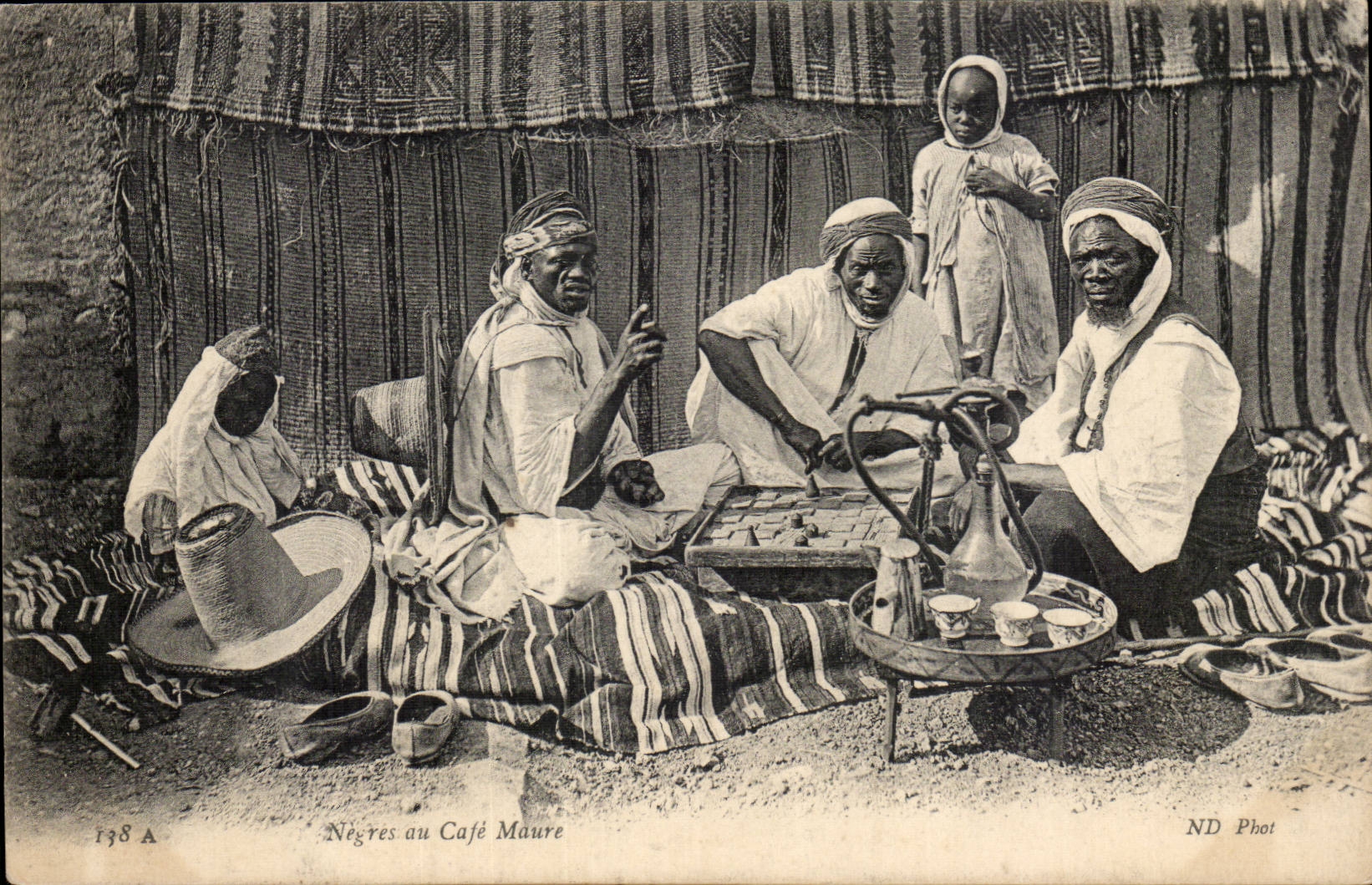 Szenen und Standards des Algerien-Schwarzen CPA mit dem Kaffee Maure TOP