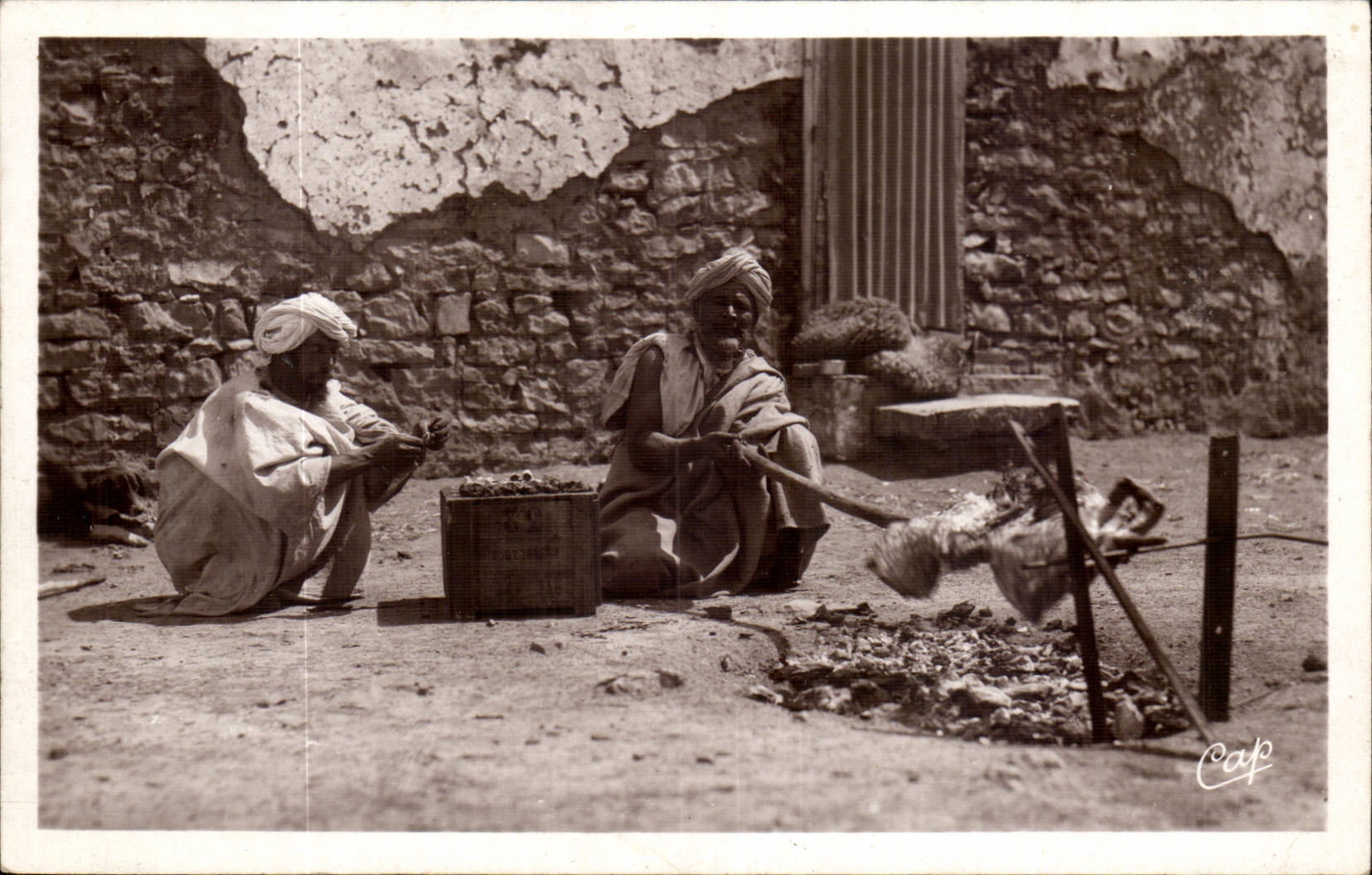 Szenen und Standards Algerien-CPA das merchpui das ein Lamm im Freien grillen