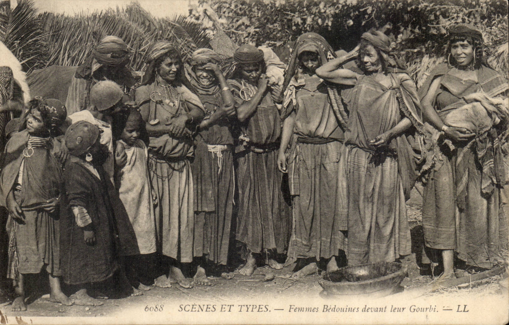 Szenen Algerien-CPA und Standardfrauen-Beduinen vor ihrem gourbi