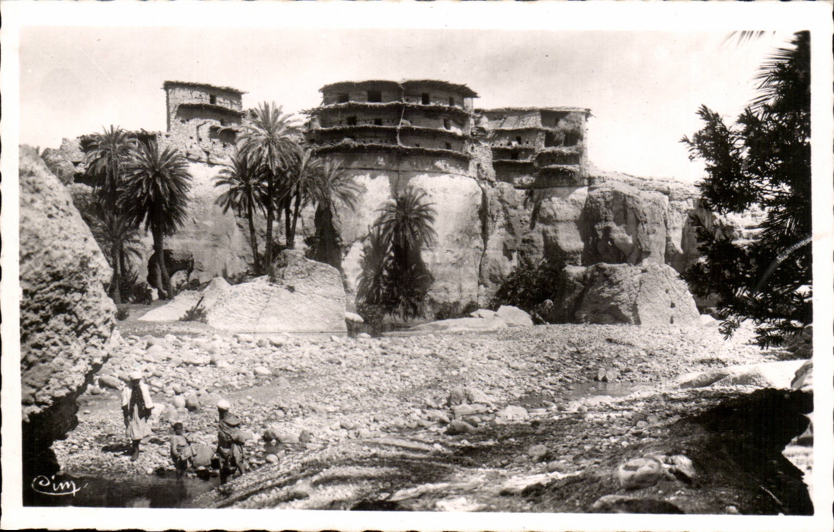 Algeria CPA Environs of Biskra In the aures Maisons has stages perchees on the rocks (Constantine)
