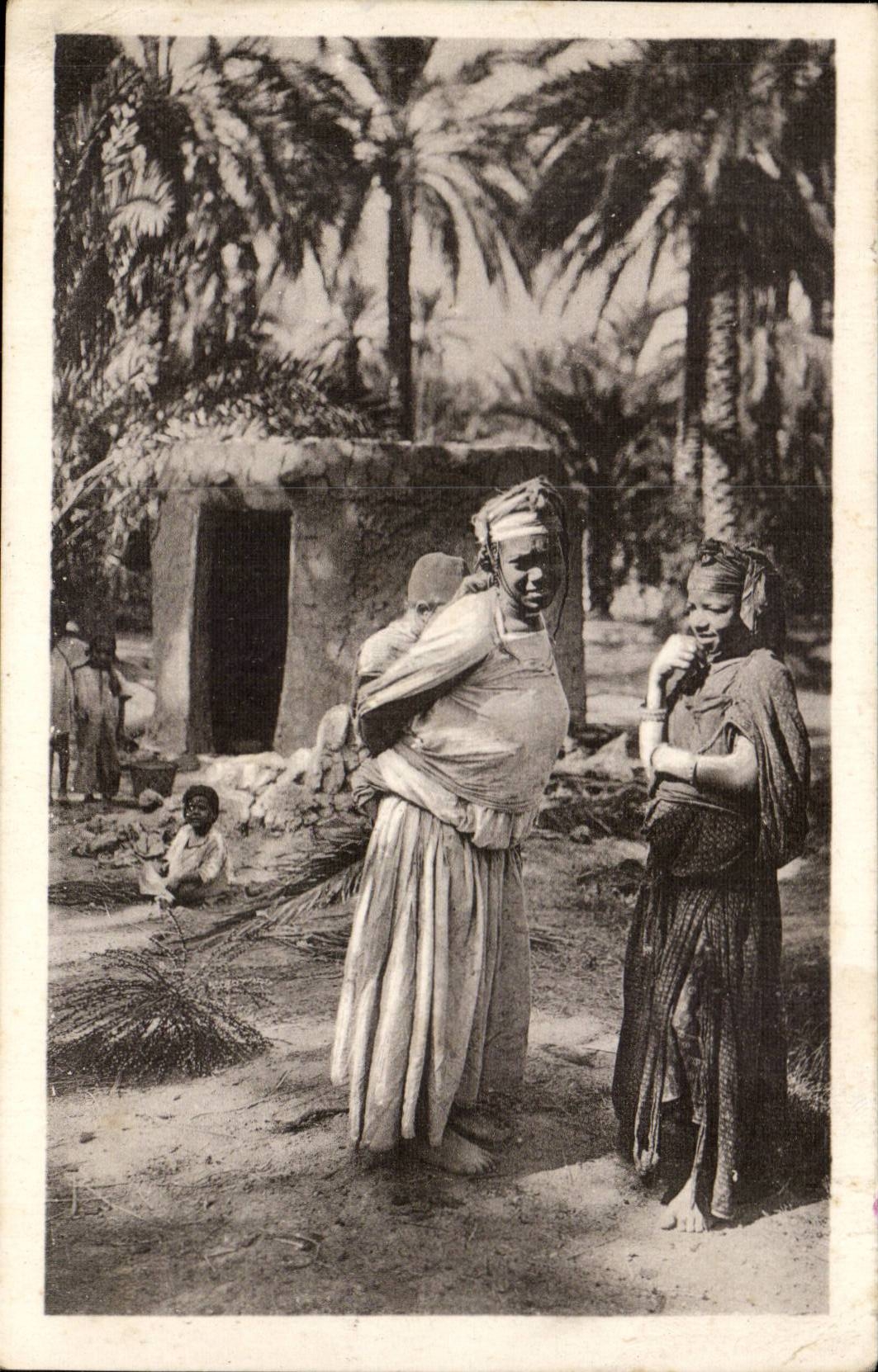 Algeria Constantine CPA Biskra Moorishes in front of their Gourbi (women)
