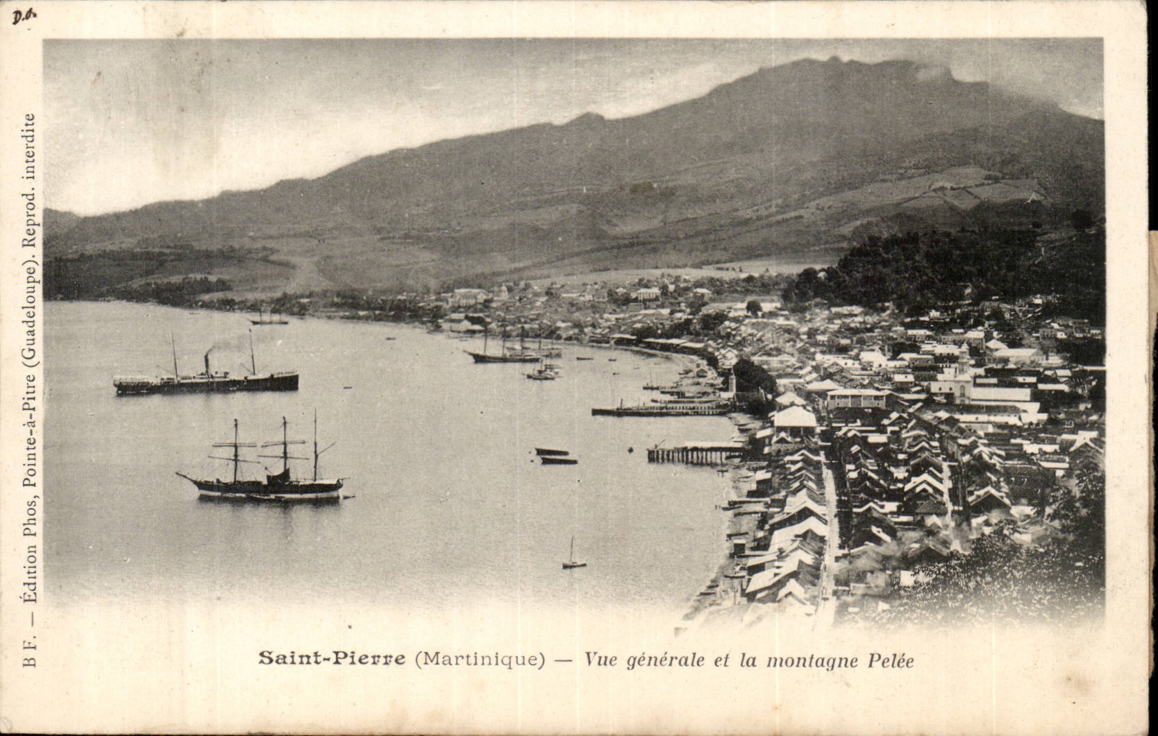 Martinique Saint Pierre CPA Vue generale et la montagne Pelee