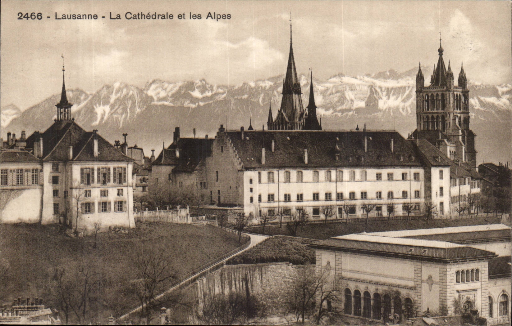 Suisse Lausanne CPA La cathedrale et les Alpes