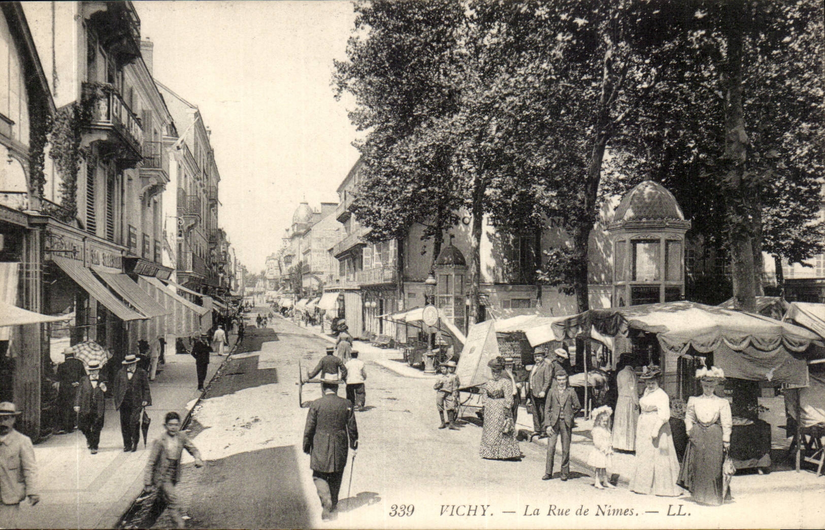 Vichy CPA La rue de Nimes
