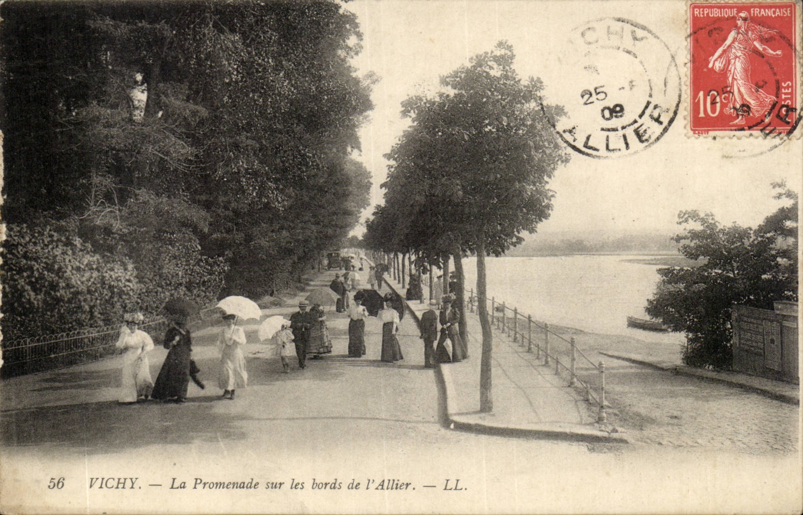 Vichy CPA La promenade sur les bords de l'Allier