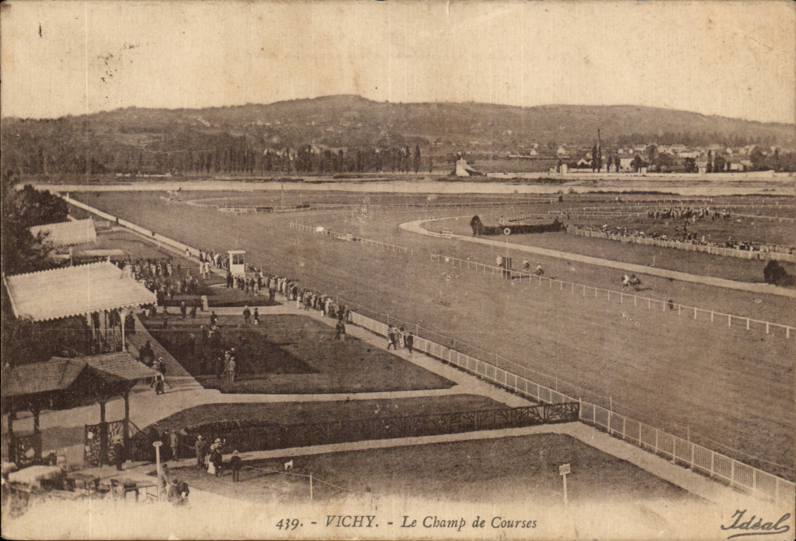Vichy CPA Le champ de courses (hippisme chevaux)