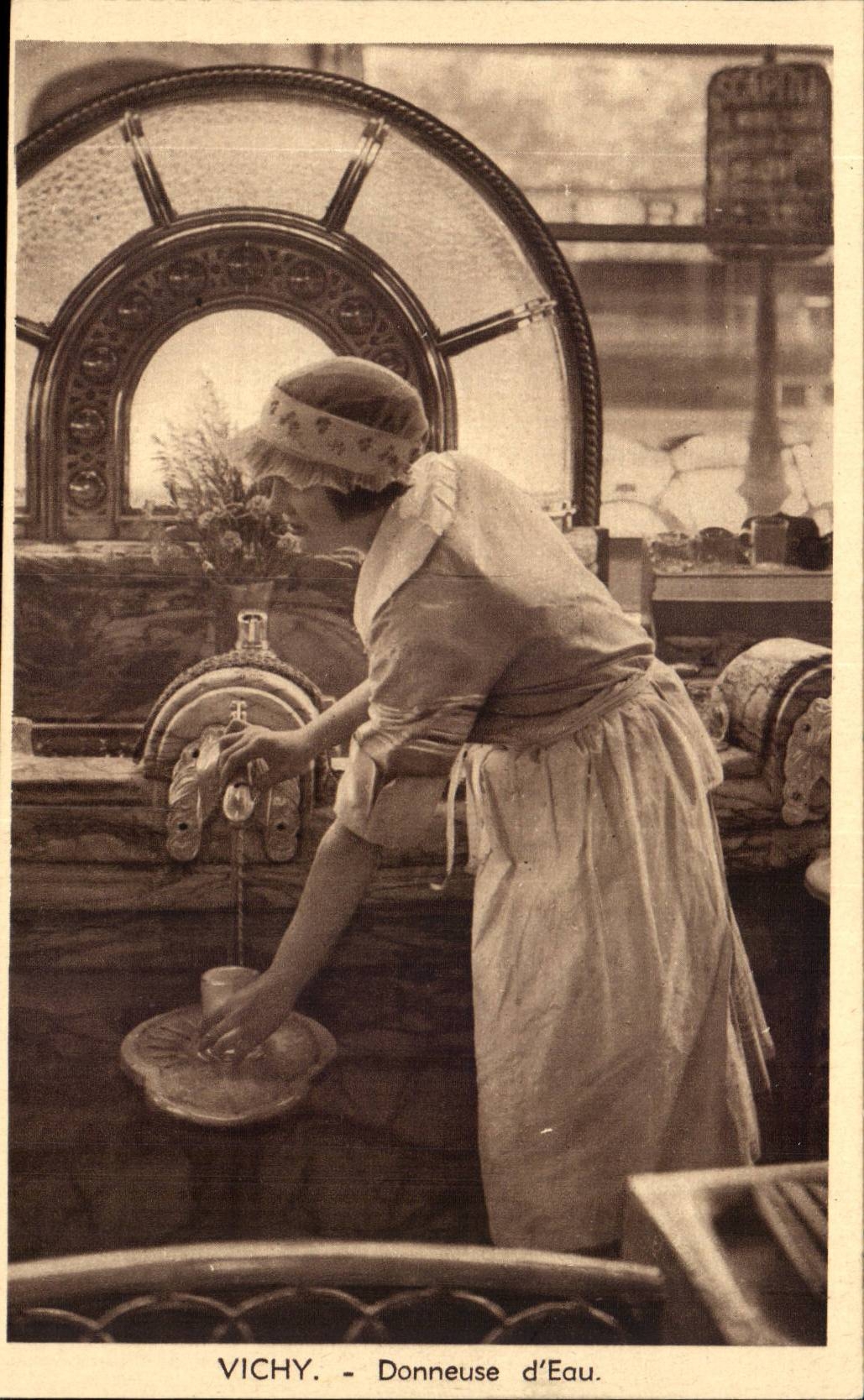Vichy CPA Donneuse d'eau