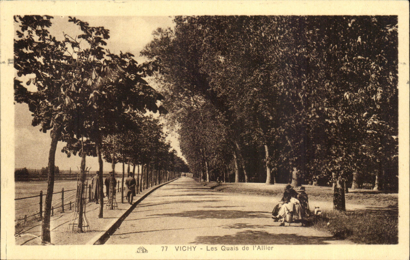 Vichy CPA Les quais de l'Allier