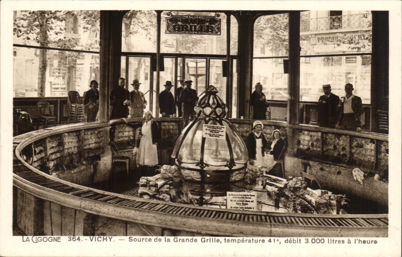 Vichy CPA Source de la grande grille 