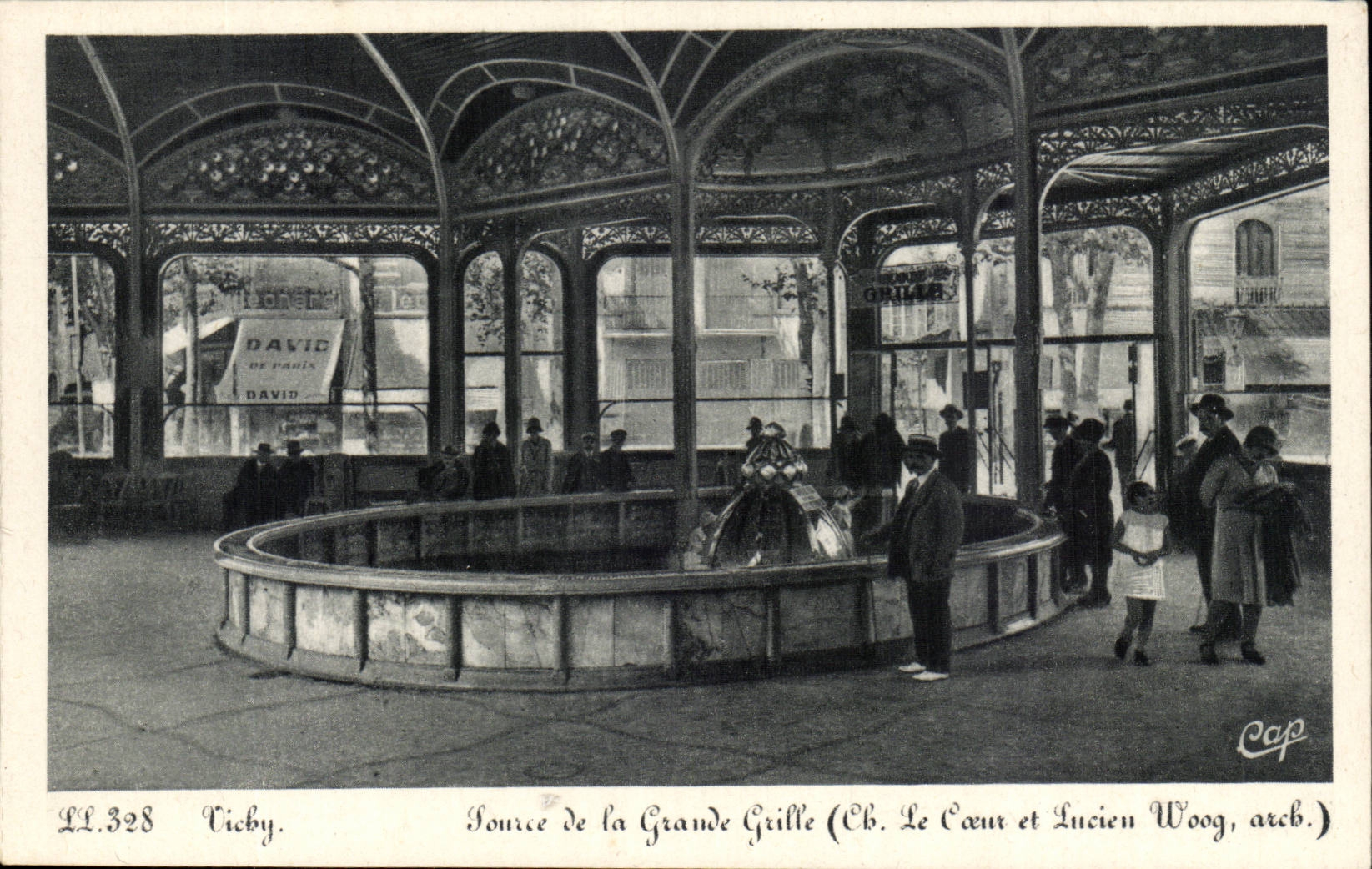 Vichy CPA Source de la grande grille 