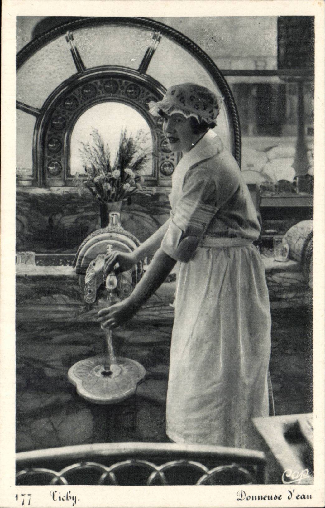Vichy CPA Danseuse d'eau