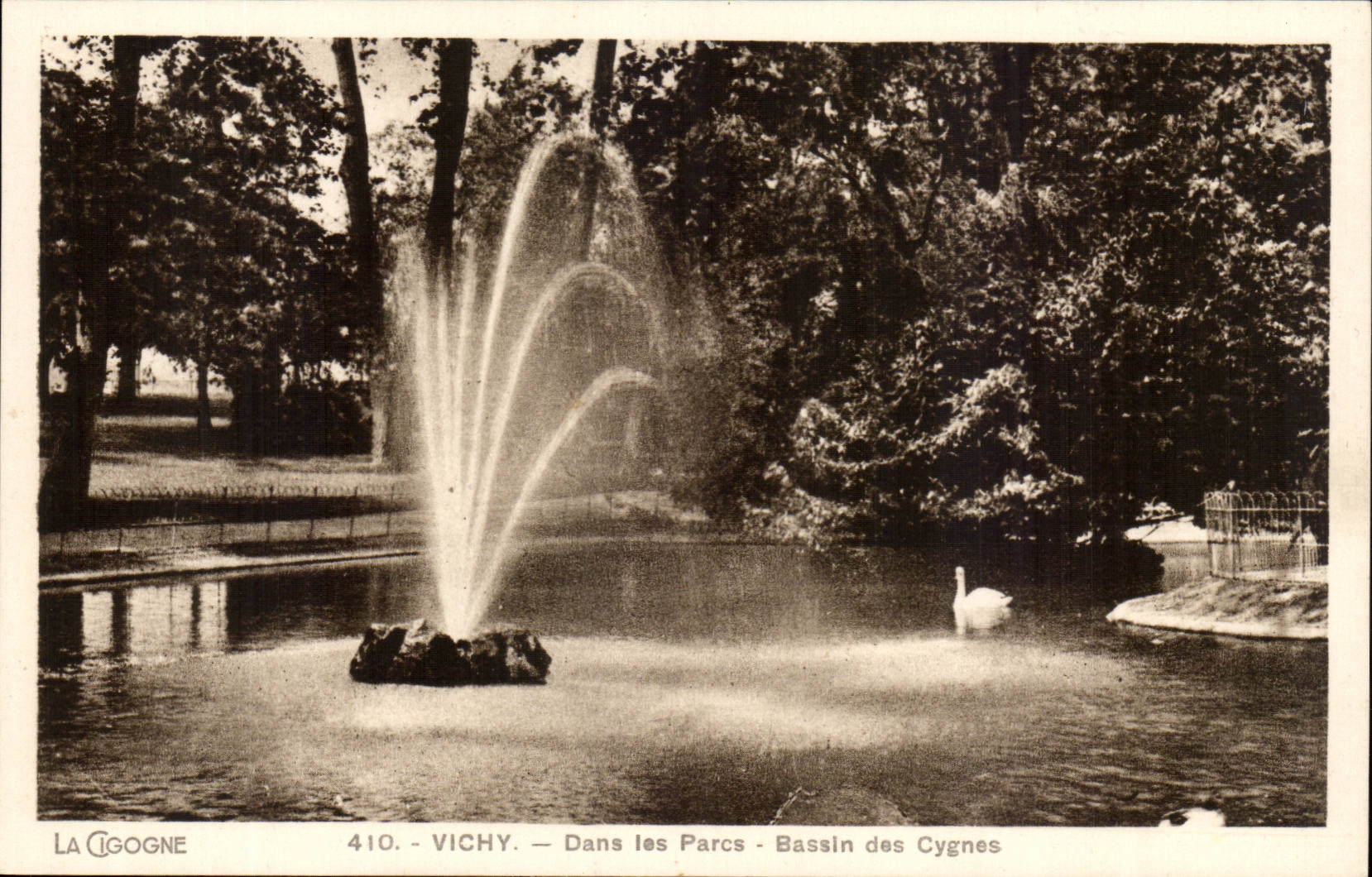 Vichy CPA DAns les parcs Bassin des cygnes