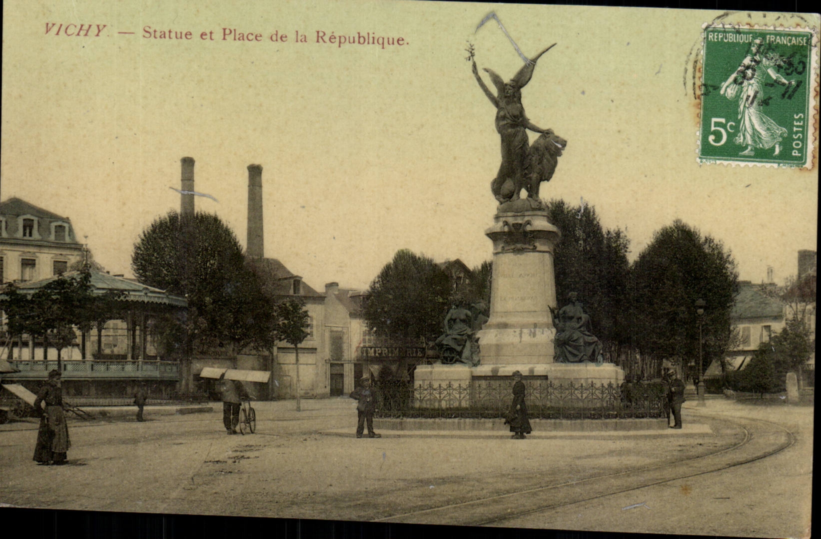 Vichy CPA Statue et place de la Republique