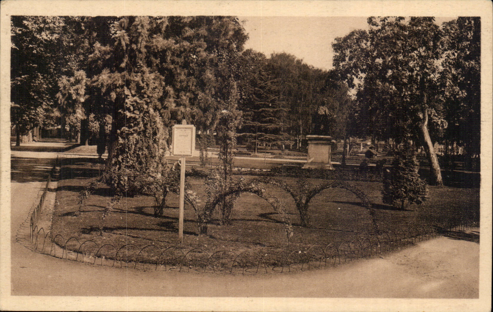 Moulins CPA Public garden of the Republic and Statue of Banville