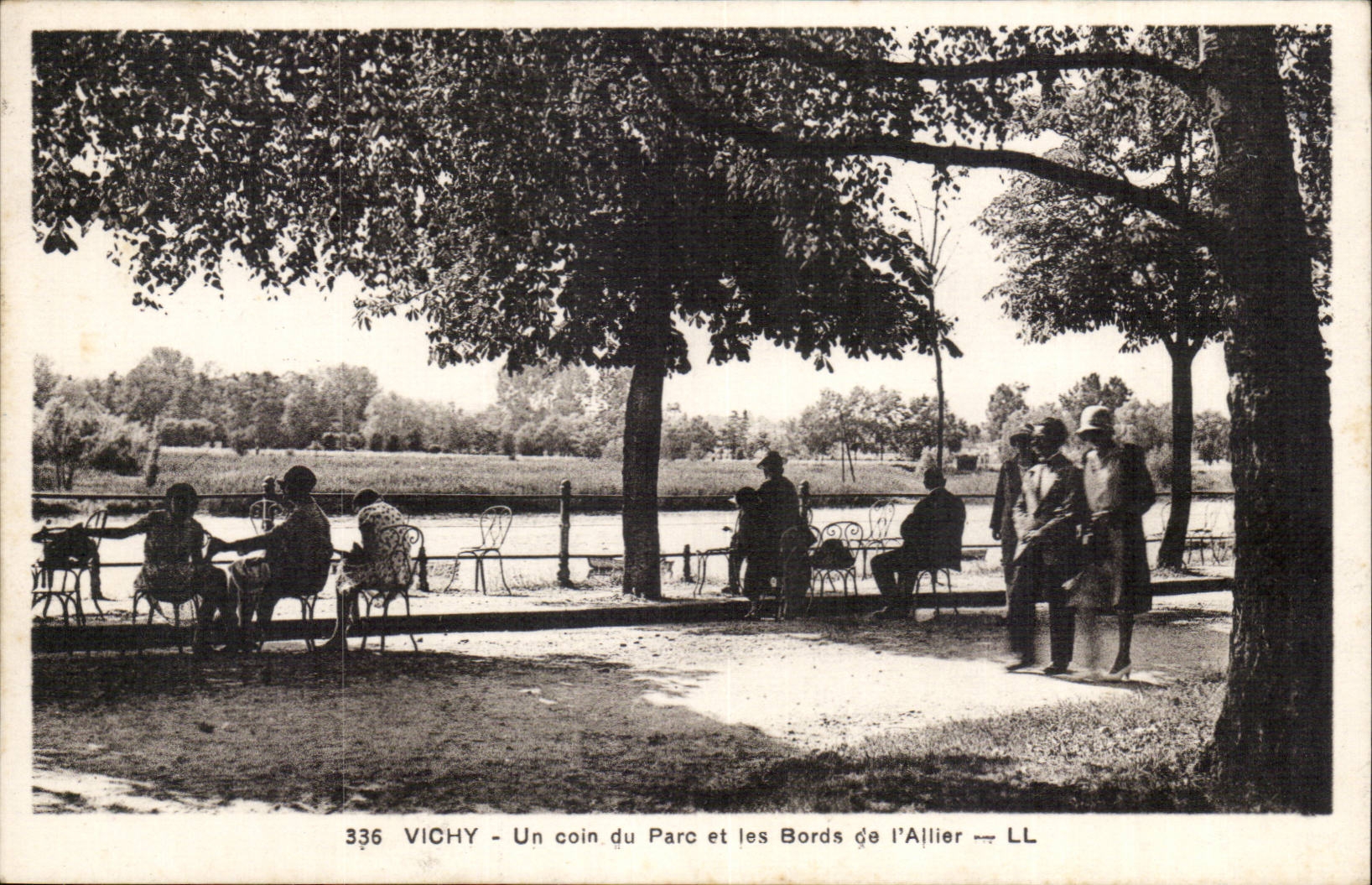 Vichy CPA Un coin du parc et les bords de l'Allier