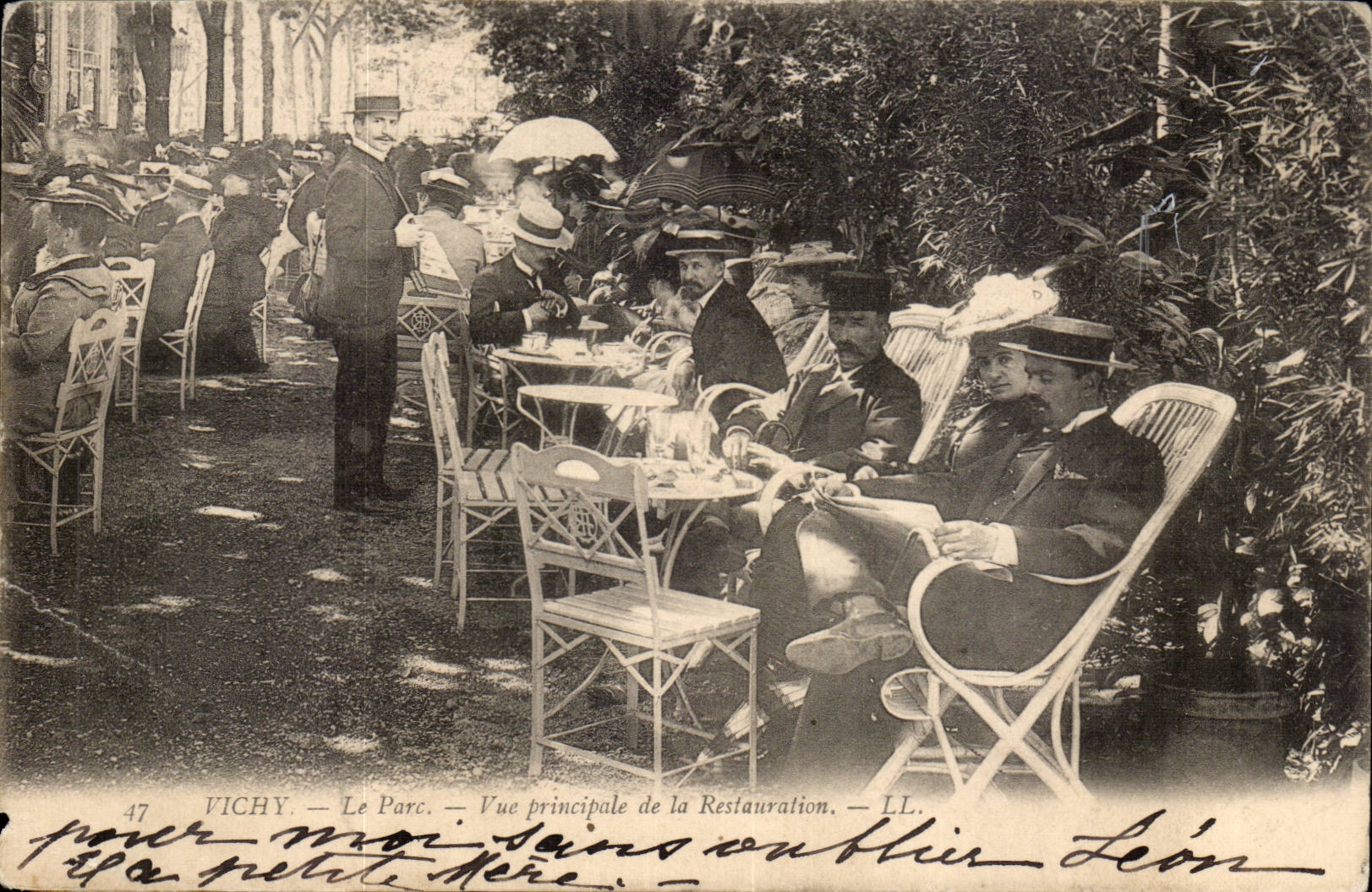 Vichy cPA Vue principale de la Restauration