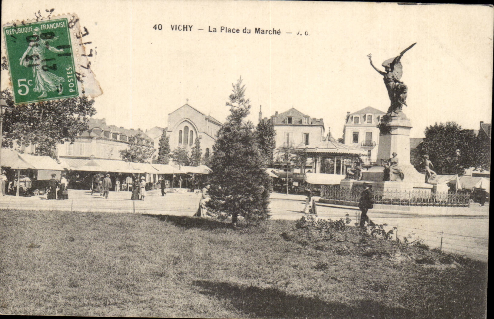 Vichy CPA La place du marche